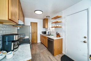 Casa, 3 habitaciones | Cocina privada | Refrigerador, horno, cafetera y tetera y tostadora 