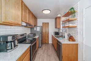 Casa, 3 habitaciones | Cocina privada | Refrigerador, horno, cafetera y tetera y tostadora 