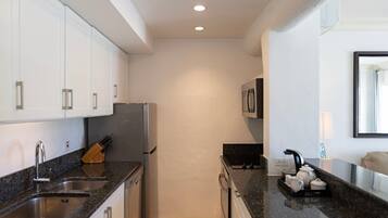 Apartment, 1 Bedroom | Private kitchen | Fridge, oven