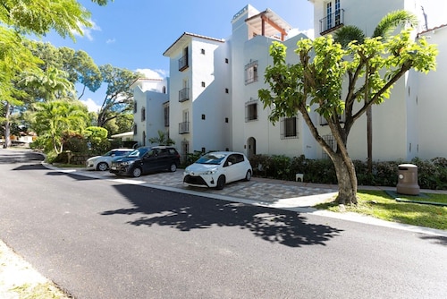 Glitter Bay Estate 214 1 Bedroom Apts