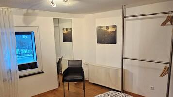 Een strijkplank/strijkijzer, wifi, beddengoed