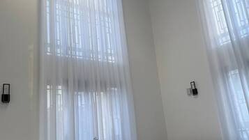 House, 3 Bedrooms, Smoking, City View | Living area | Books