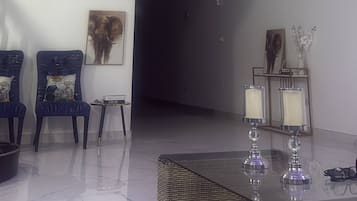 House, 3 Bedrooms, Smoking, City View | Lobby