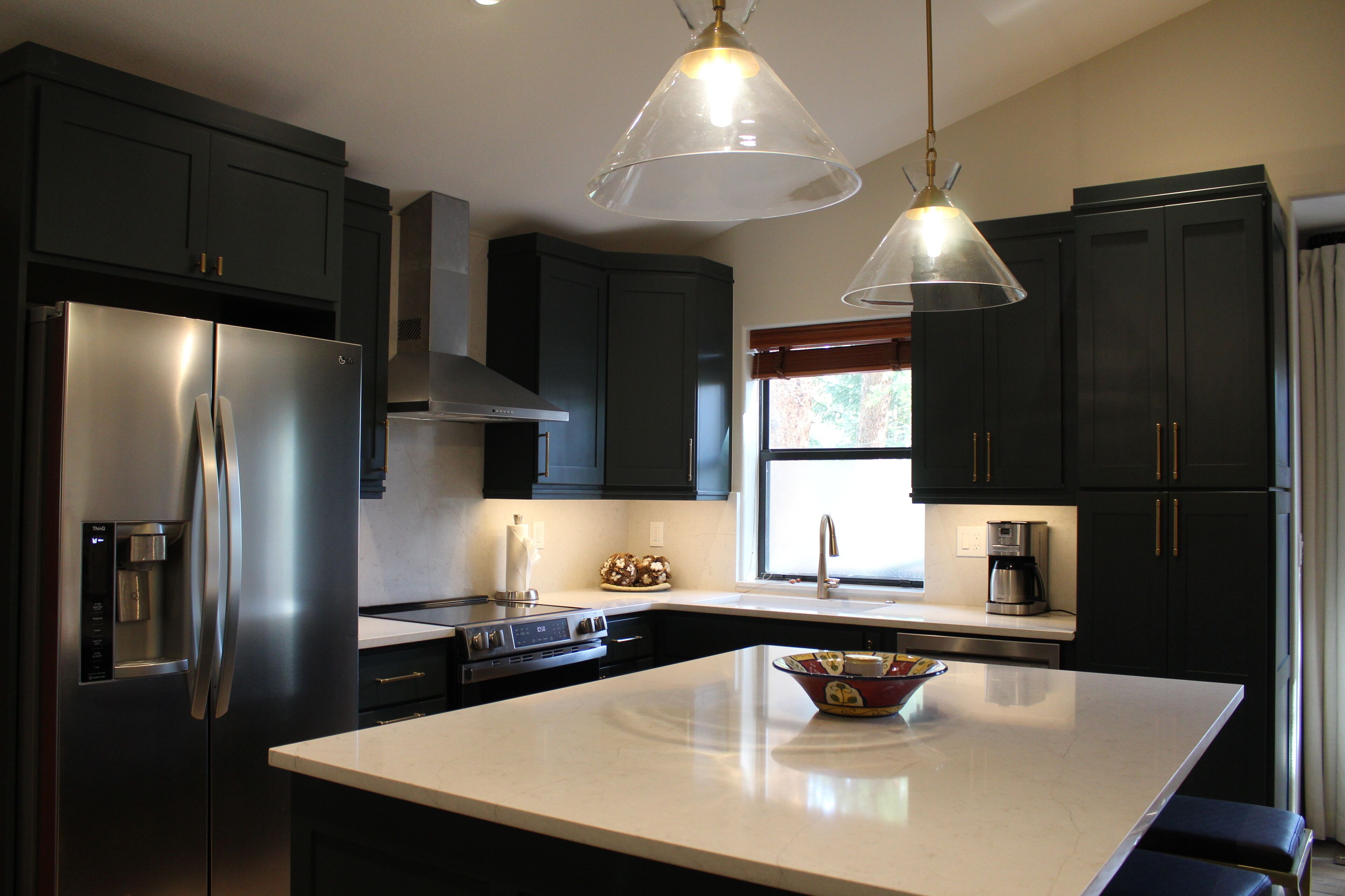 Kylskåp, mikrovågsugn, ugn och spishäll