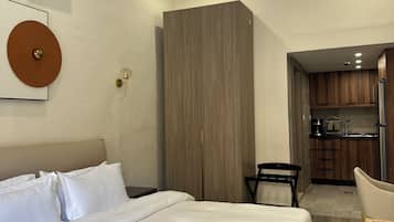 Studio, byutsikt | Safe på rommet, skrivebord og skrivebord for bærbar PC