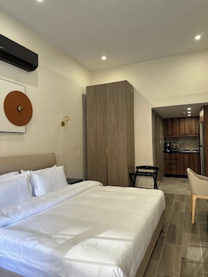 Estudio, vista a la ciudad | Caja de seguridad en la habitación y escritorio