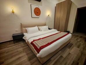 开间, 城市景观 | 客房内保险箱、办公桌、笔记本电脑工作区、遮光窗帘