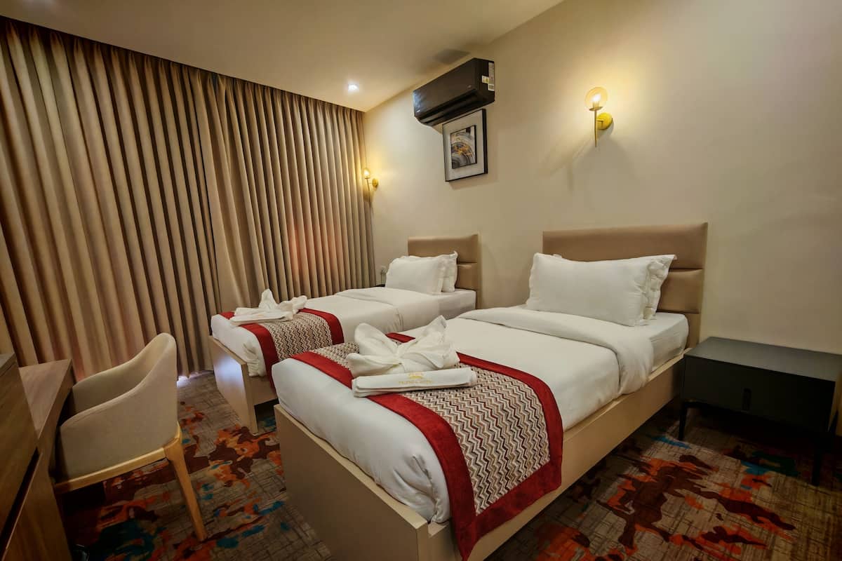 Quarto duplo, vista para a cidade | Cofres nos quartos, escrivaninha, espaço de trabalho para notebook