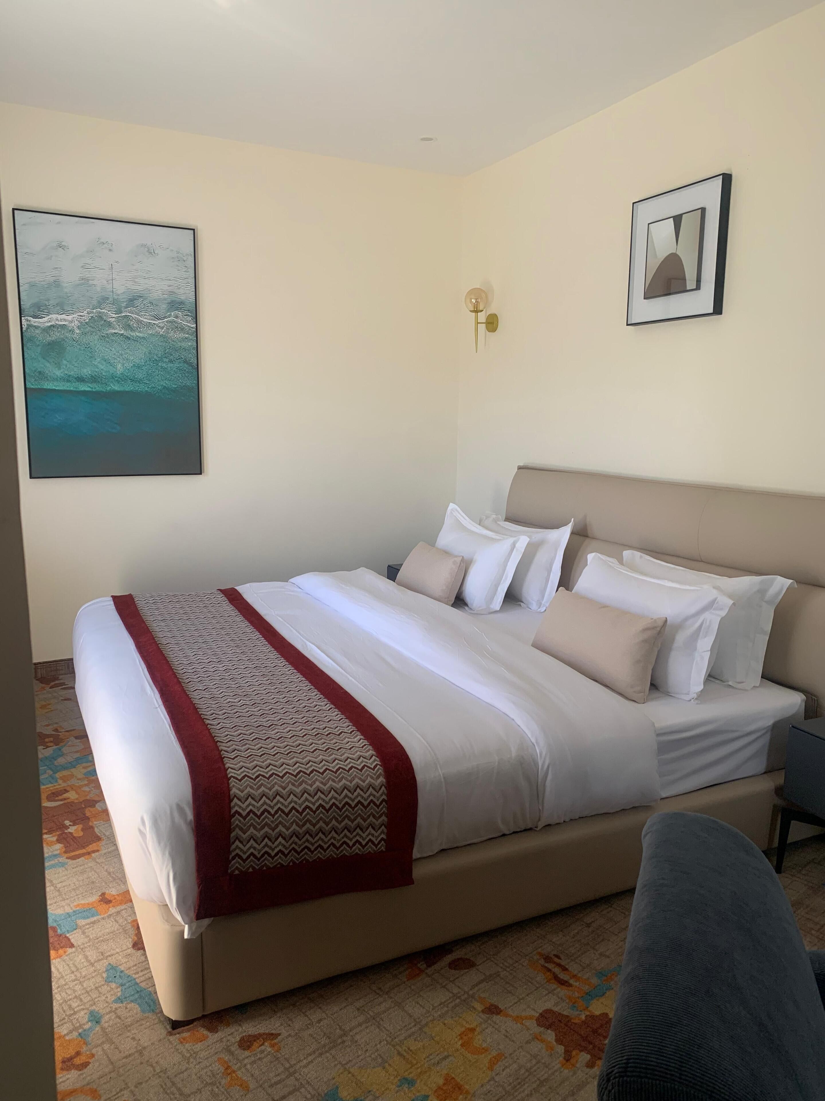 Junior-sviitti, parveke, kaupunkinäköala | Tallelokero huoneessa, työpöytä