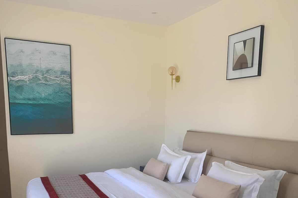 Junior-Suite, Balkon, Stadtblick | Zimmersafe, Schreibtisch, laptopgeeigneter Arbeitsplatz