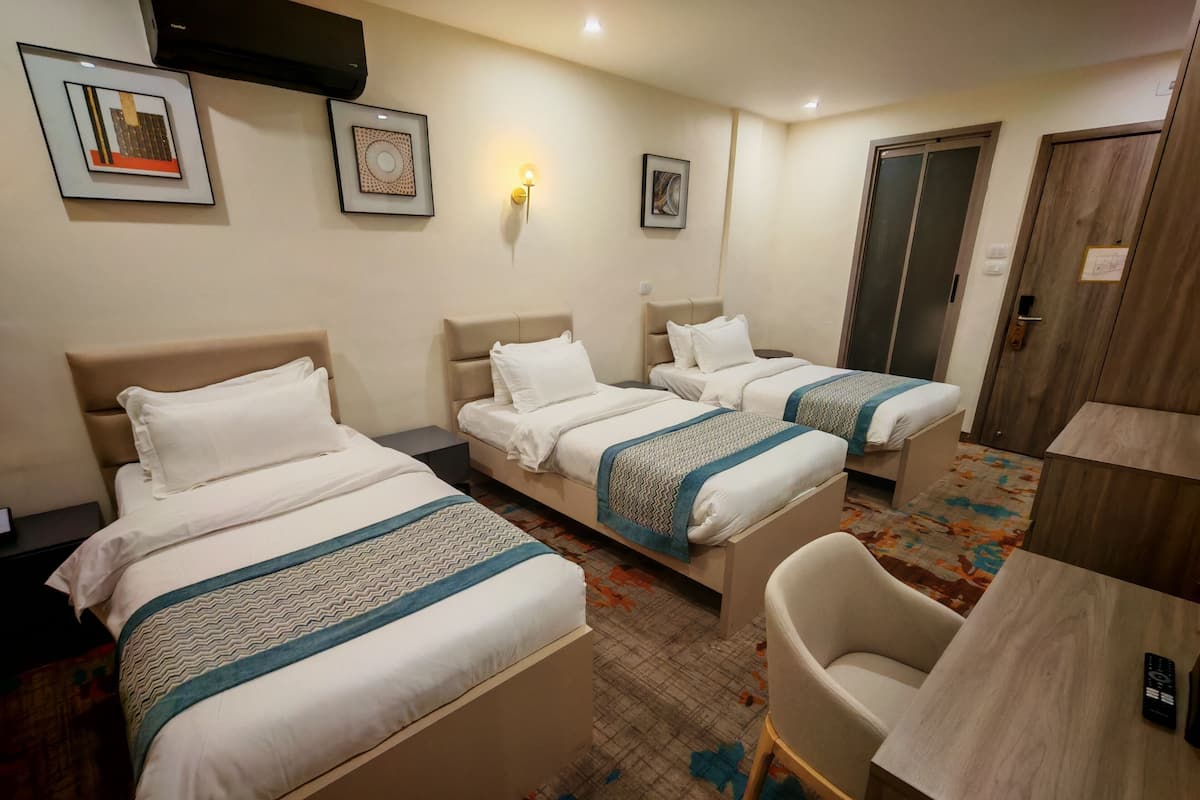 Chambre Triple, balcon, vue ville | Coffres-forts dans les chambres, bureau