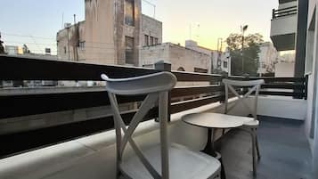 Suite – junior, balkong, byutsikt | Overnattingsstedets uteområder