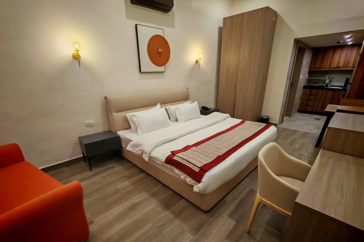 Studio, vue ville | Coffres-forts dans les chambres, bureau