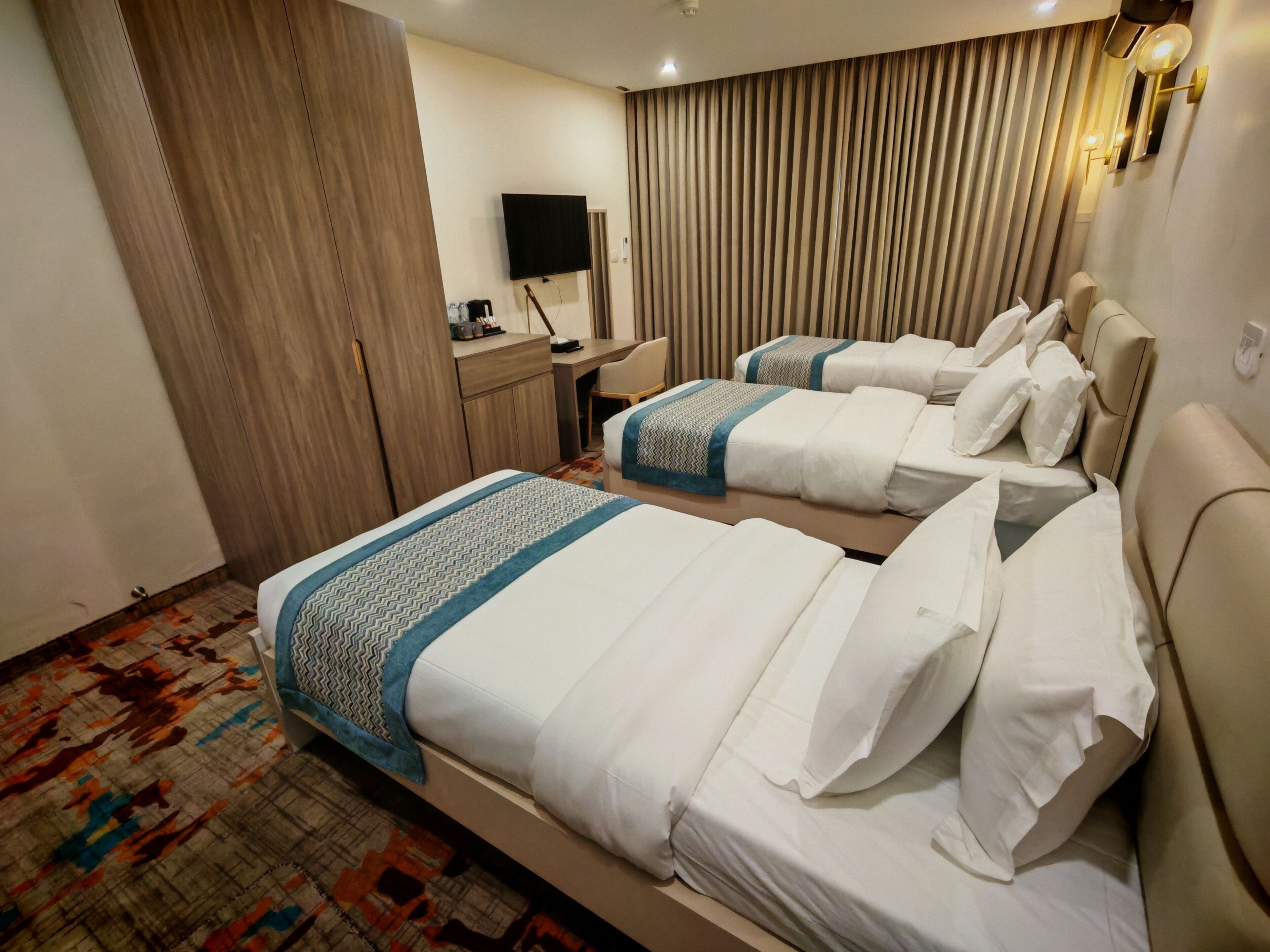 Chambre Triple, balcon, vue ville | Coffres-forts dans les chambres, bureau