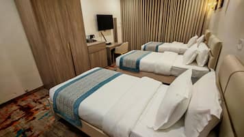 Chambre Triple, balcon, vue ville | Coffres-forts dans les chambres, bureau