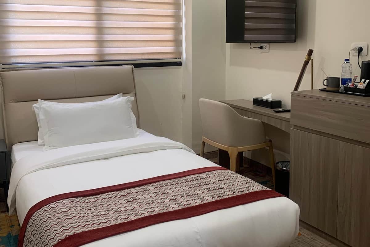 Einzelzimmer, Stadtblick | Zimmersafe, Schreibtisch, laptopgeeigneter Arbeitsplatz