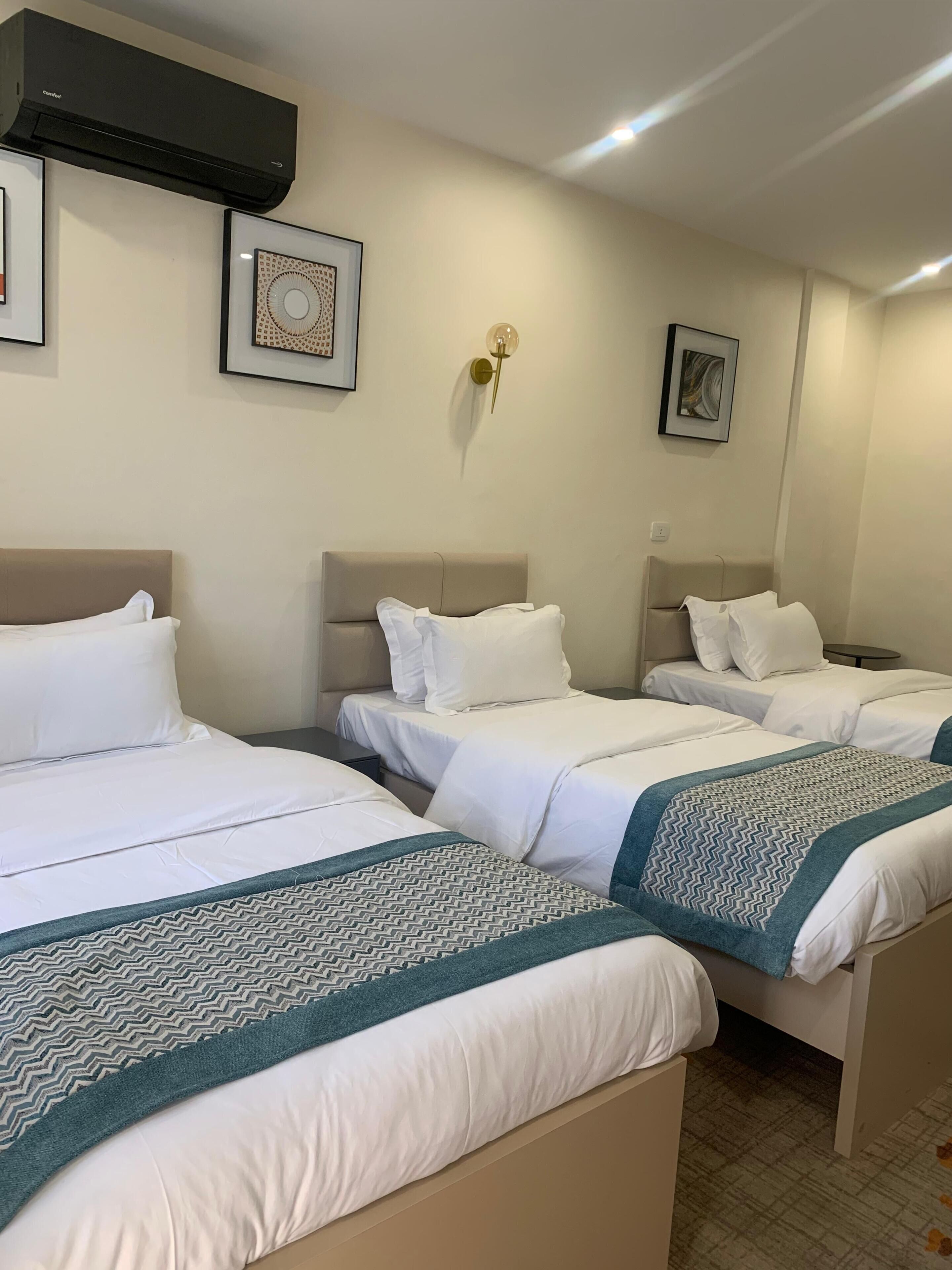 Kolmen hengen huone, parveke, kaupunkinäköala | Tallelokero huoneessa, työpöytä