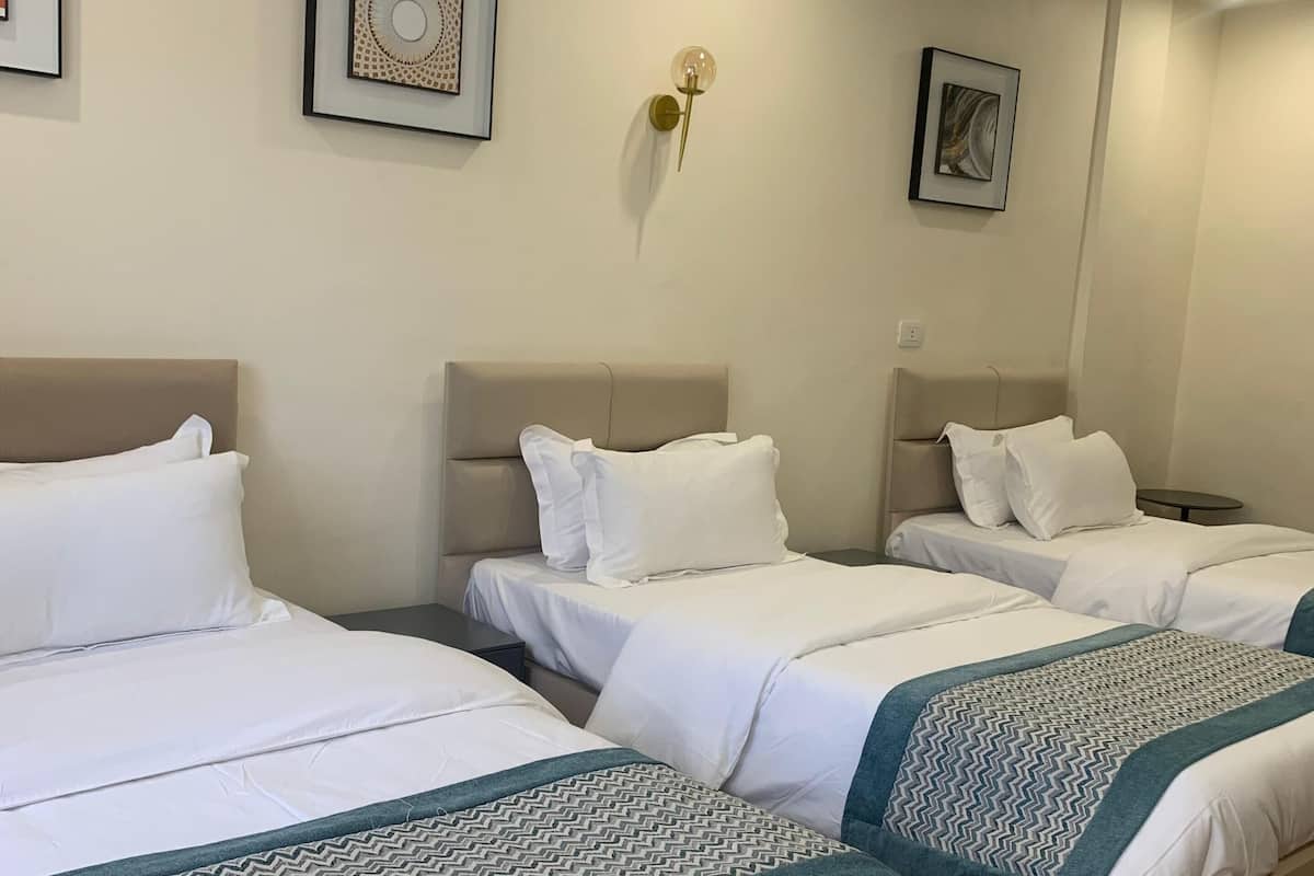 Dreibettzimmer, Balkon, Stadtblick | Zimmersafe, Schreibtisch, laptopgeeigneter Arbeitsplatz