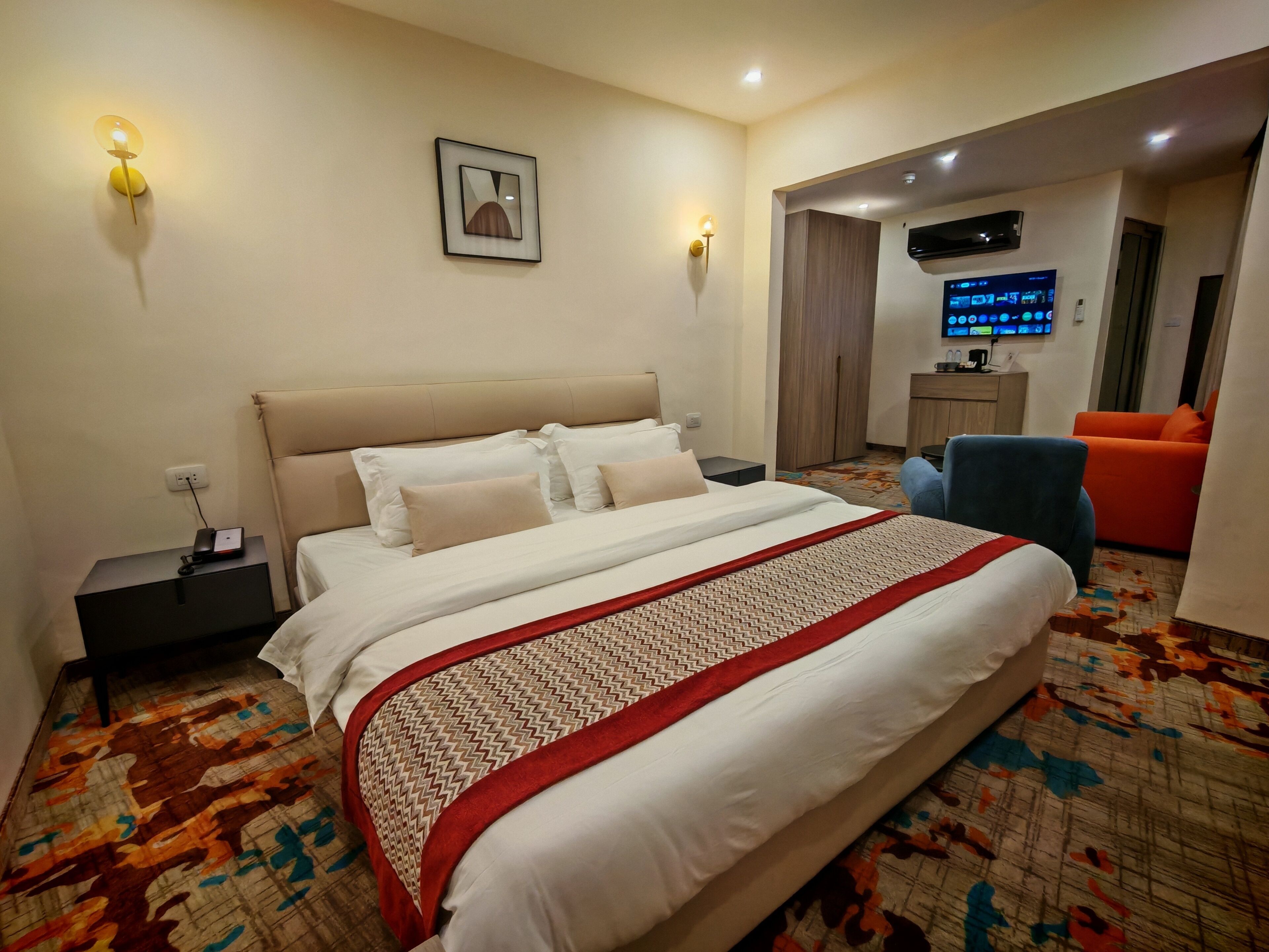 Suite junior, balcón, vista a la ciudad | Caja de seguridad en la habitación y escritorio 