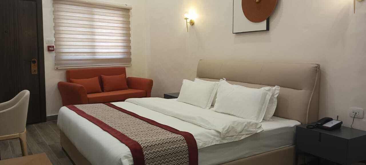 Studio, kaupunkinäköala | Tallelokero huoneessa, työpöytä