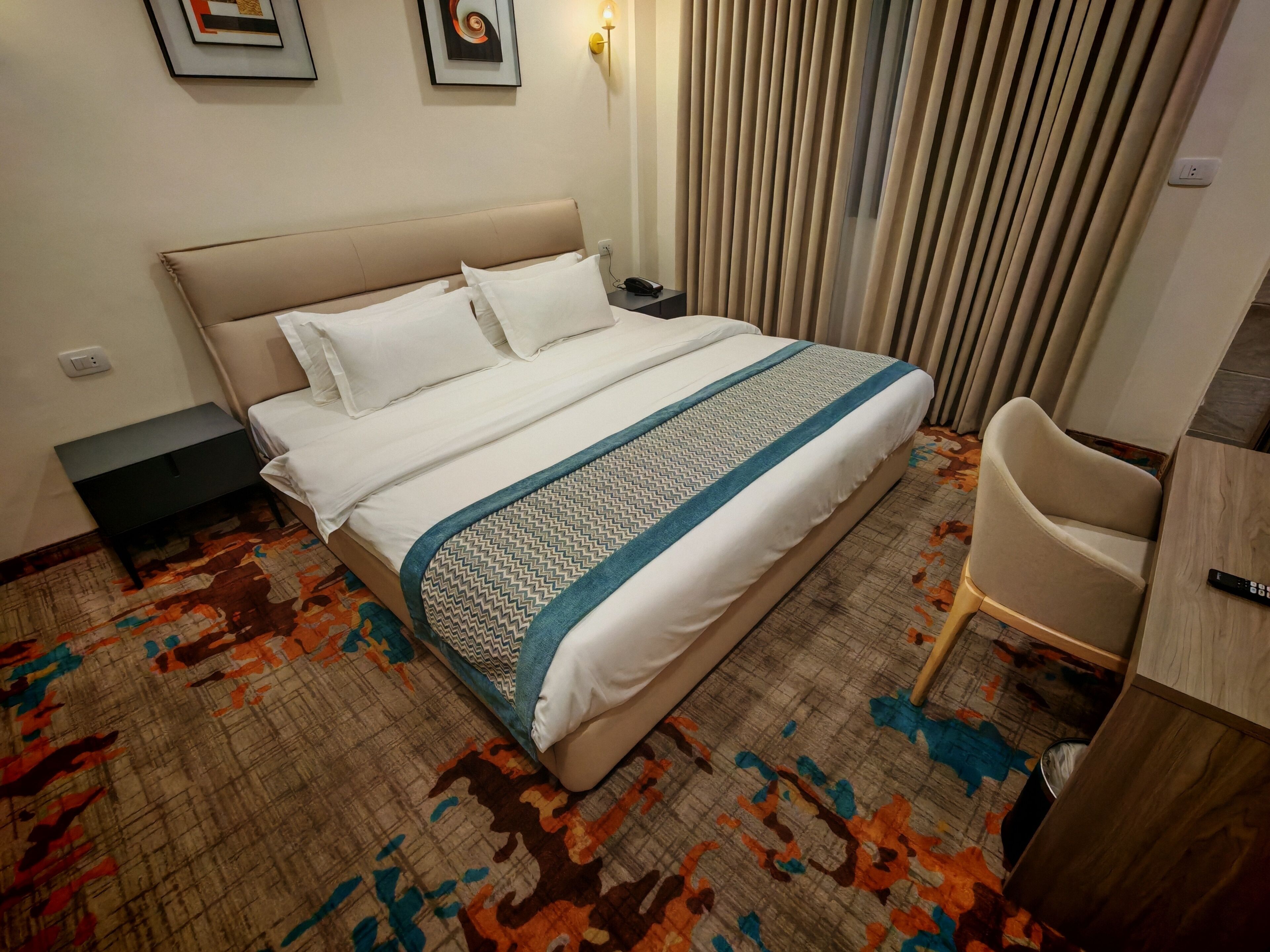 Habitación doble, vista a la ciudad | Caja de seguridad en la habitación y escritorio 