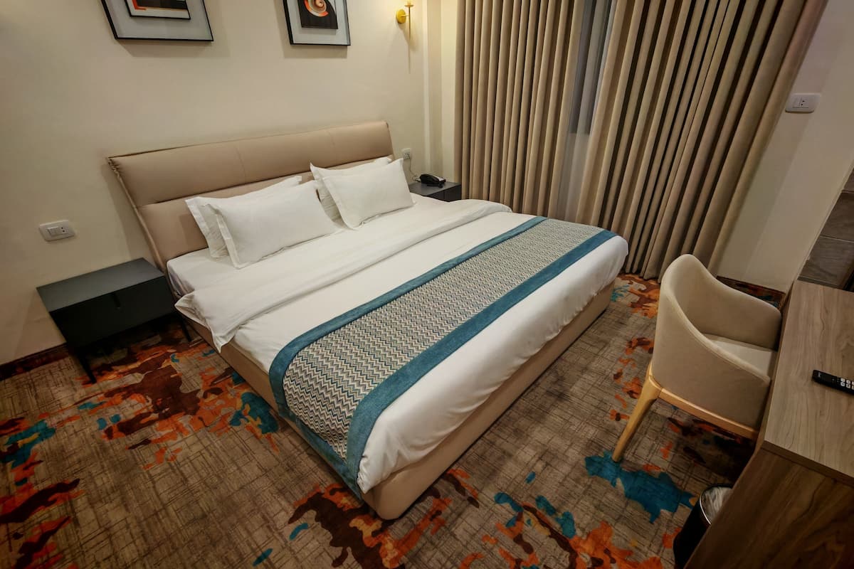 Quarto casal, vista para a cidade | Cofres nos quartos, escrivaninha, espaço de trabalho para notebook