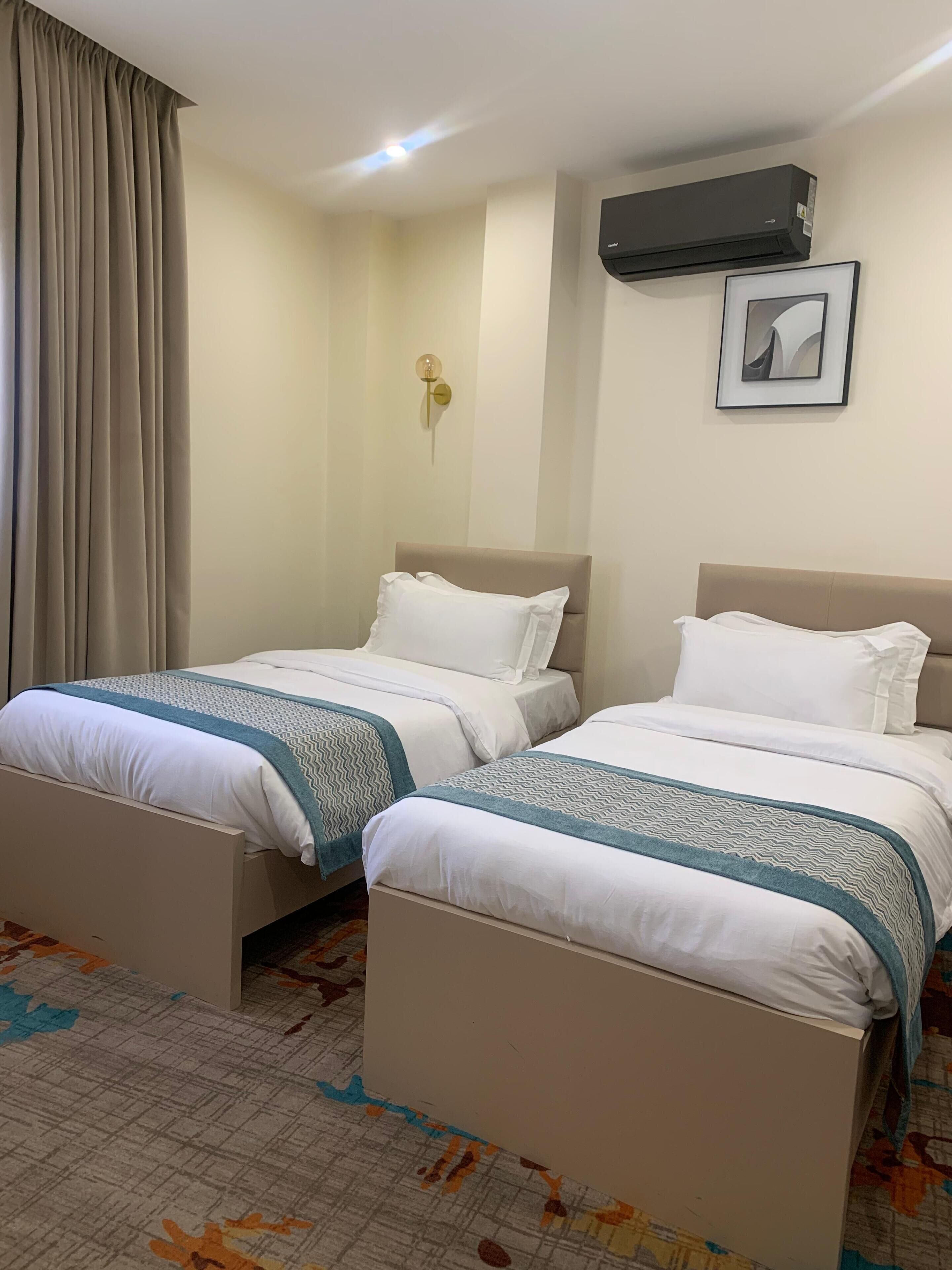 Kahden hengen huone (kaksi sänkyä), parveke, kaupunkinäköala | Tallelokero huoneessa, työpöytä