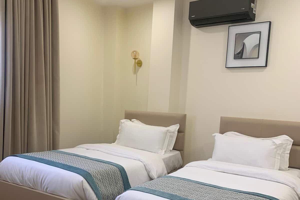 Zweibettzimmer, Balkon, Stadtblick | Zimmersafe, Schreibtisch, laptopgeeigneter Arbeitsplatz