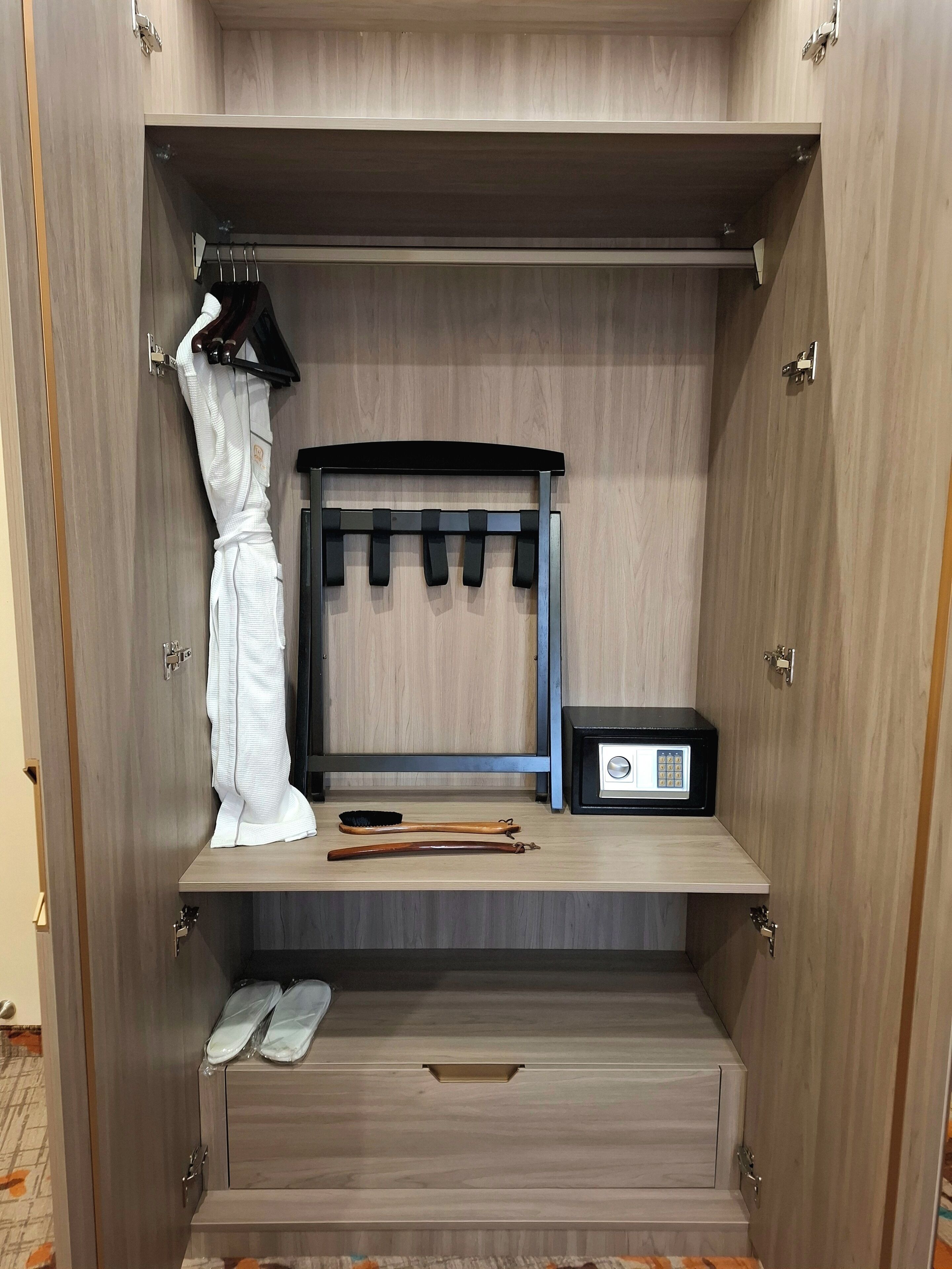 Junior Suite, Balcony, City View | Interior