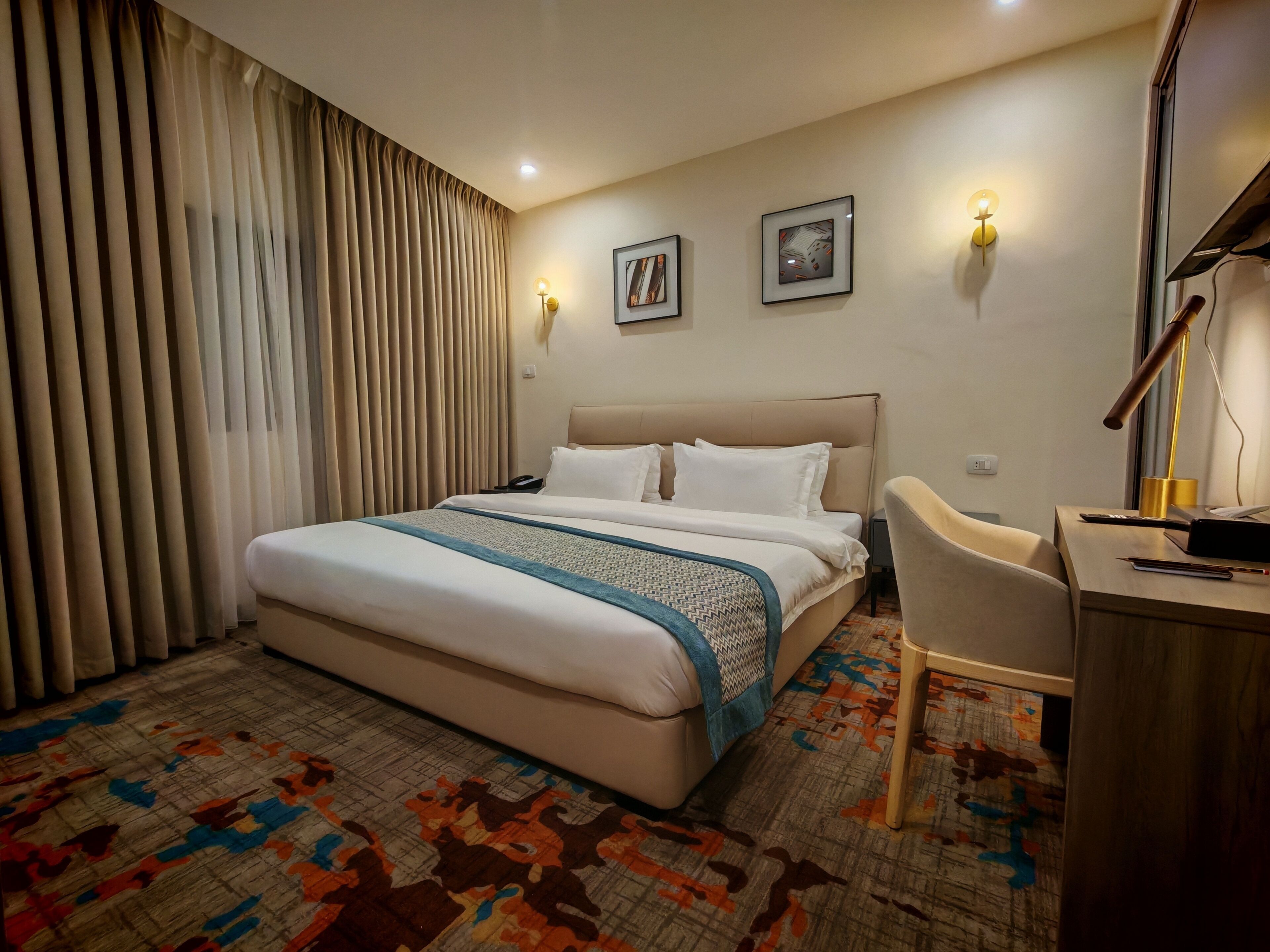 Habitación Confort con 1 cama matrimonial o 2 individuales | Caja de seguridad en la habitación y escritorio 