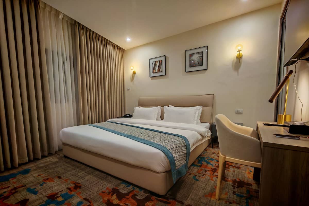 Quarto casal ou duplo conforto | Cofres nos quartos, escrivaninha, espaço de trabalho para notebook