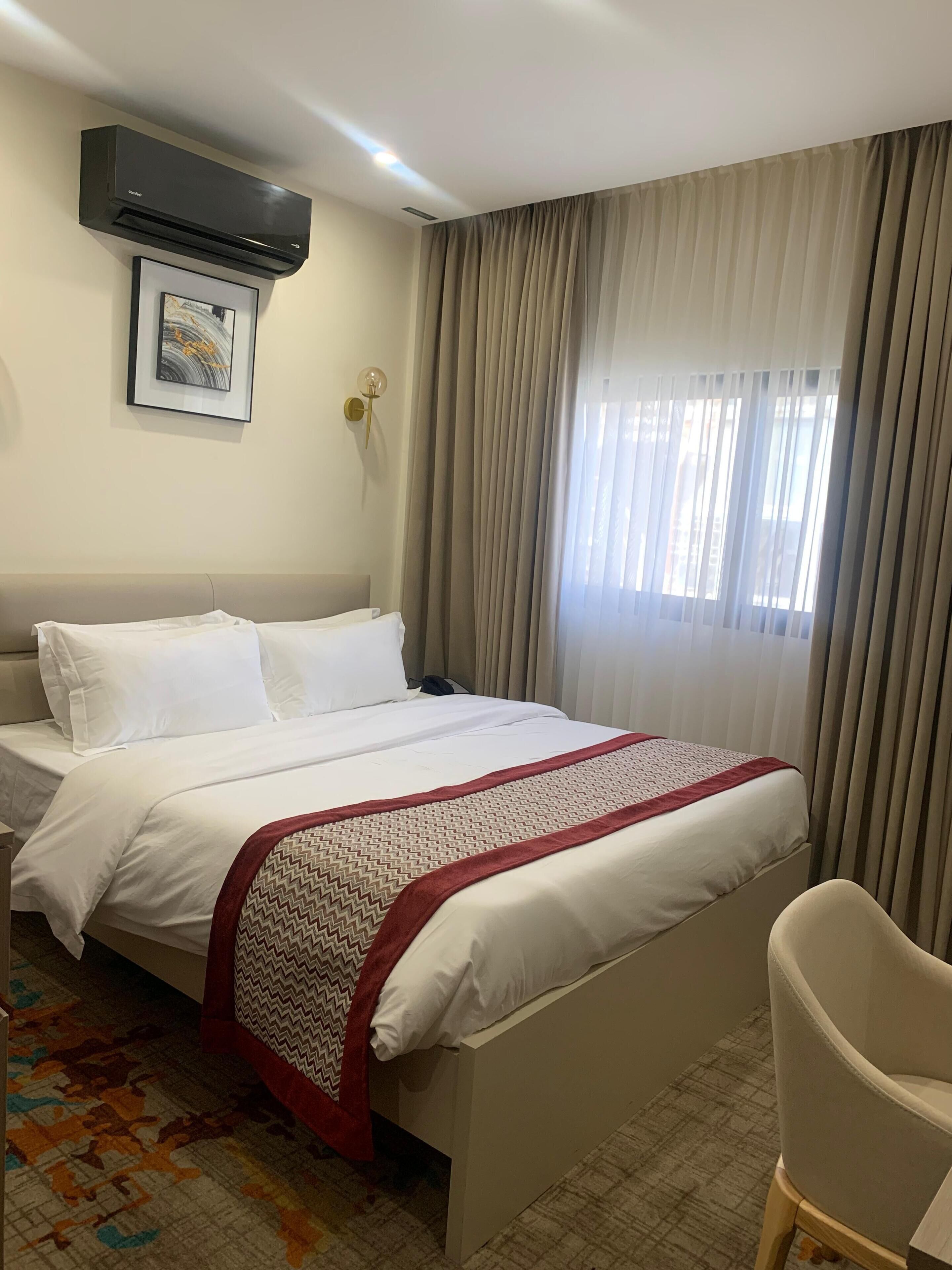 Kahden hengen huone, kaupunkinäköala | Tallelokero huoneessa, työpöytä