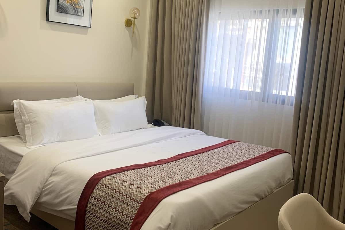 Doppelzimmer, Stadtblick | Zimmersafe, Schreibtisch, laptopgeeigneter Arbeitsplatz