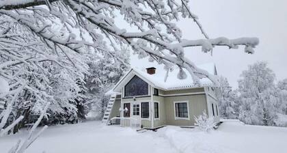 Traditional Lapland Cottage with fireplace & glass room for aurora hunting