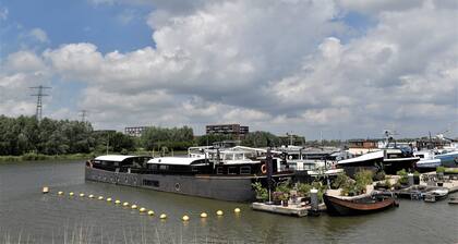 EUPHRATE HOUSEBOAT Kelly's room