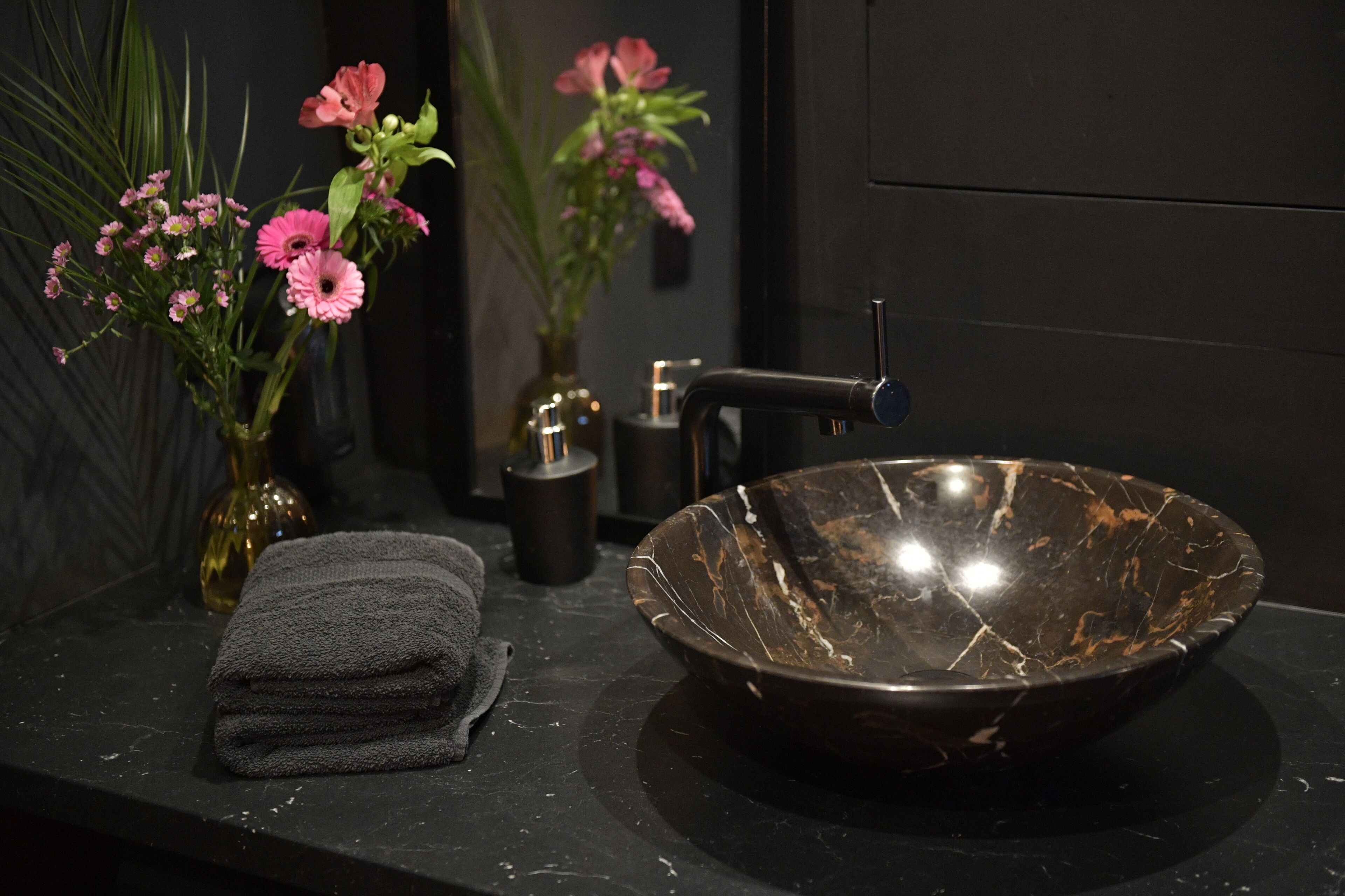 Douche, sèche-cheveux, serviettes fournies, papier toilette