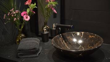 Douche, sĂšche-cheveux, serviettes fournies, papier toilette