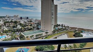 Un hôtel de grande hauteur doté d’une piscine et offrant une vue sur la plage.