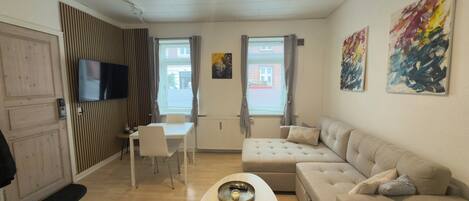 Smart-TV, Bücher, Stereoanlage