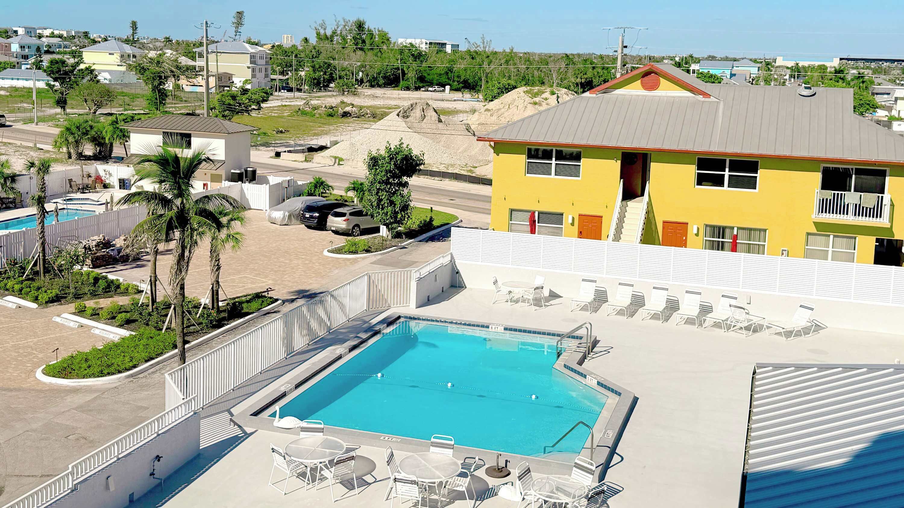 Un hôtel doté d’une piscine, d’un espace extérieur aménagé et offrant une vue sur les environs.