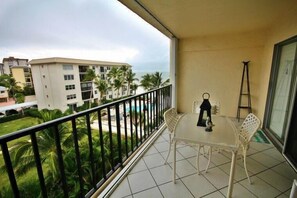 Outdoor dining - Island House Beach Club #4A - Beachfront Condo (Fort Myers Beach)