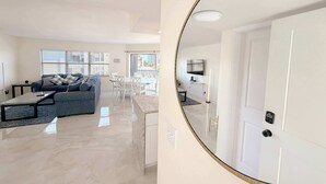 Un salon moderne avec un canapé, une table basse et un coin repas.