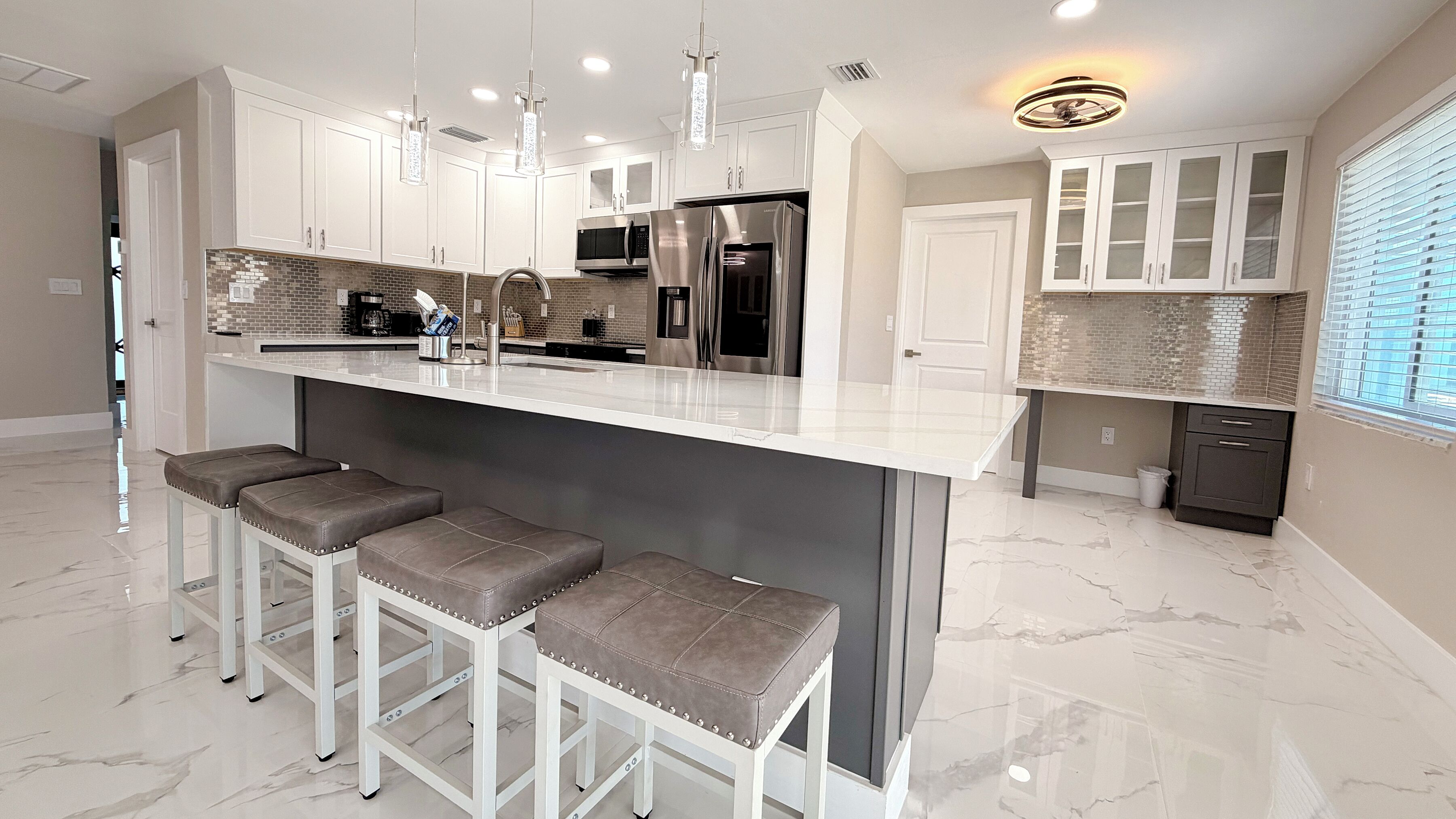 Kjøleskap, mikrobølgeovn, ovn og kokeplater