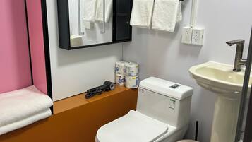 Ducha, secador de pelo, toallas, jabón