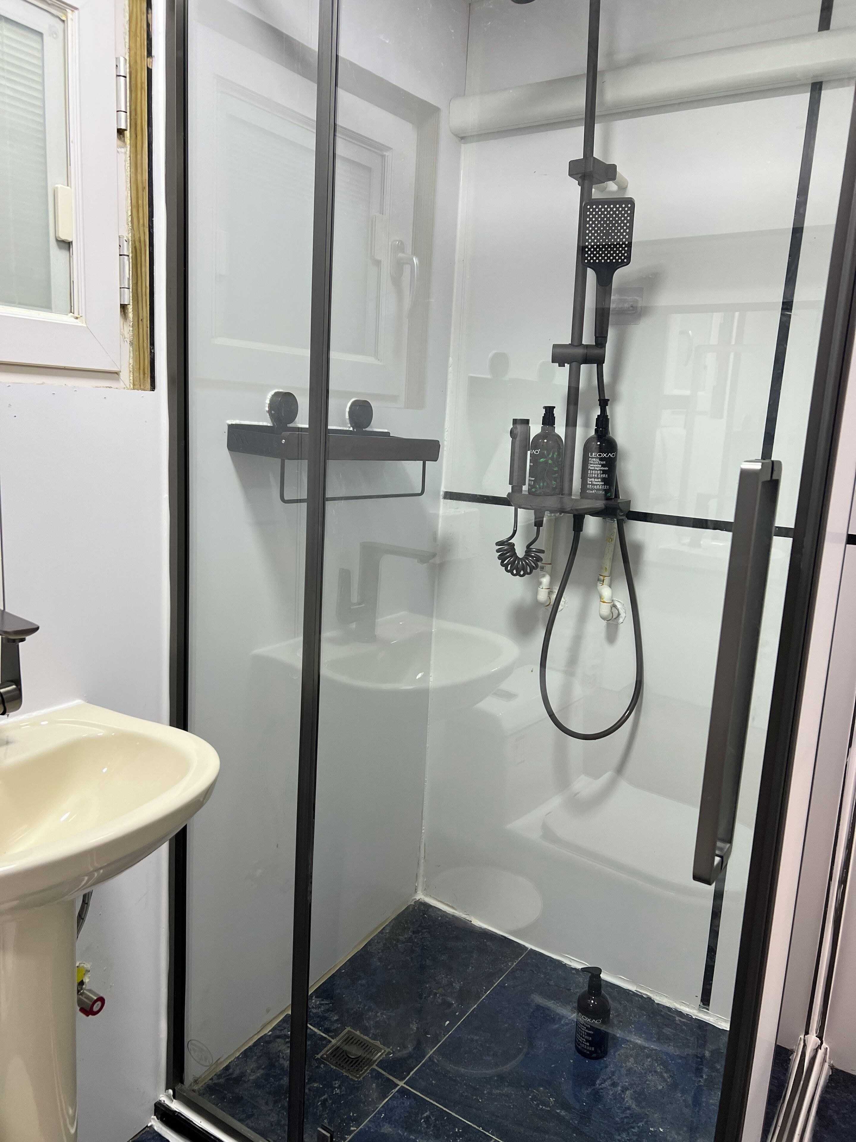 Douche, sèche-cheveux, serviettes fournies, savon