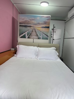 WiFi, bed sheets - Seafront Studio C4 (Simpson Bay)