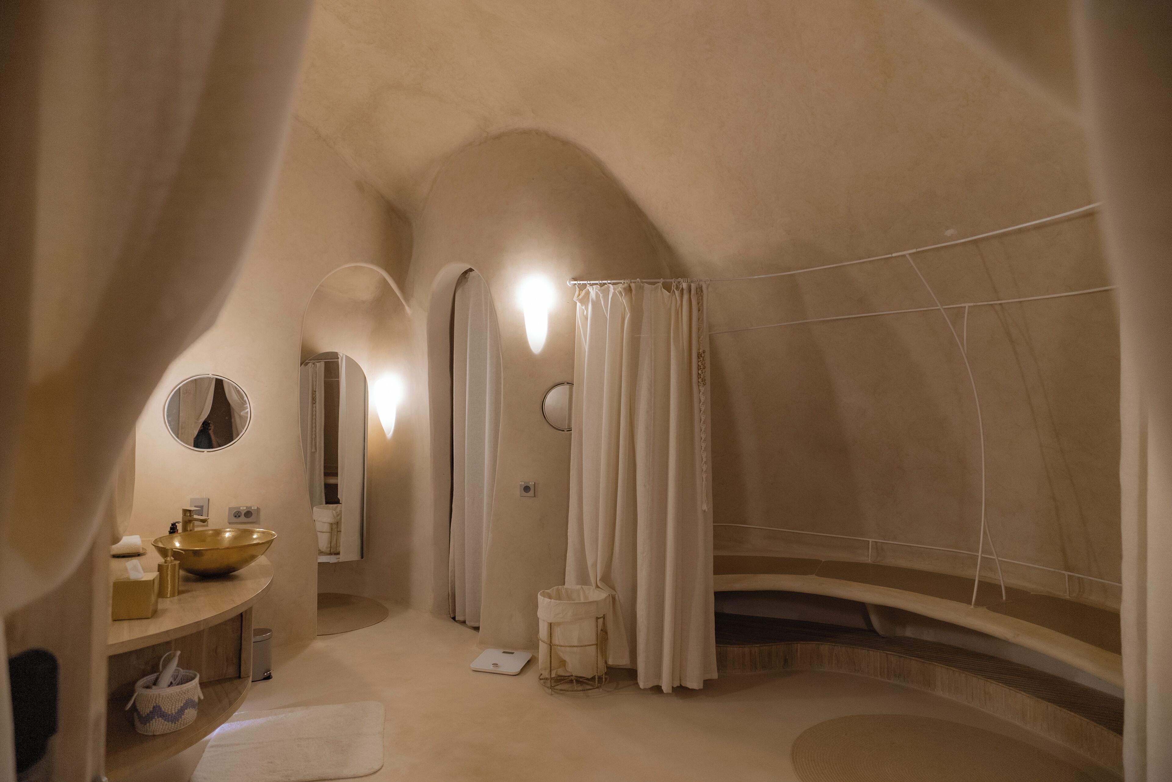 Kutumbh Guha | Desk, free WiFi