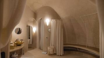 Kutumbh Guha | Desk, free WiFi