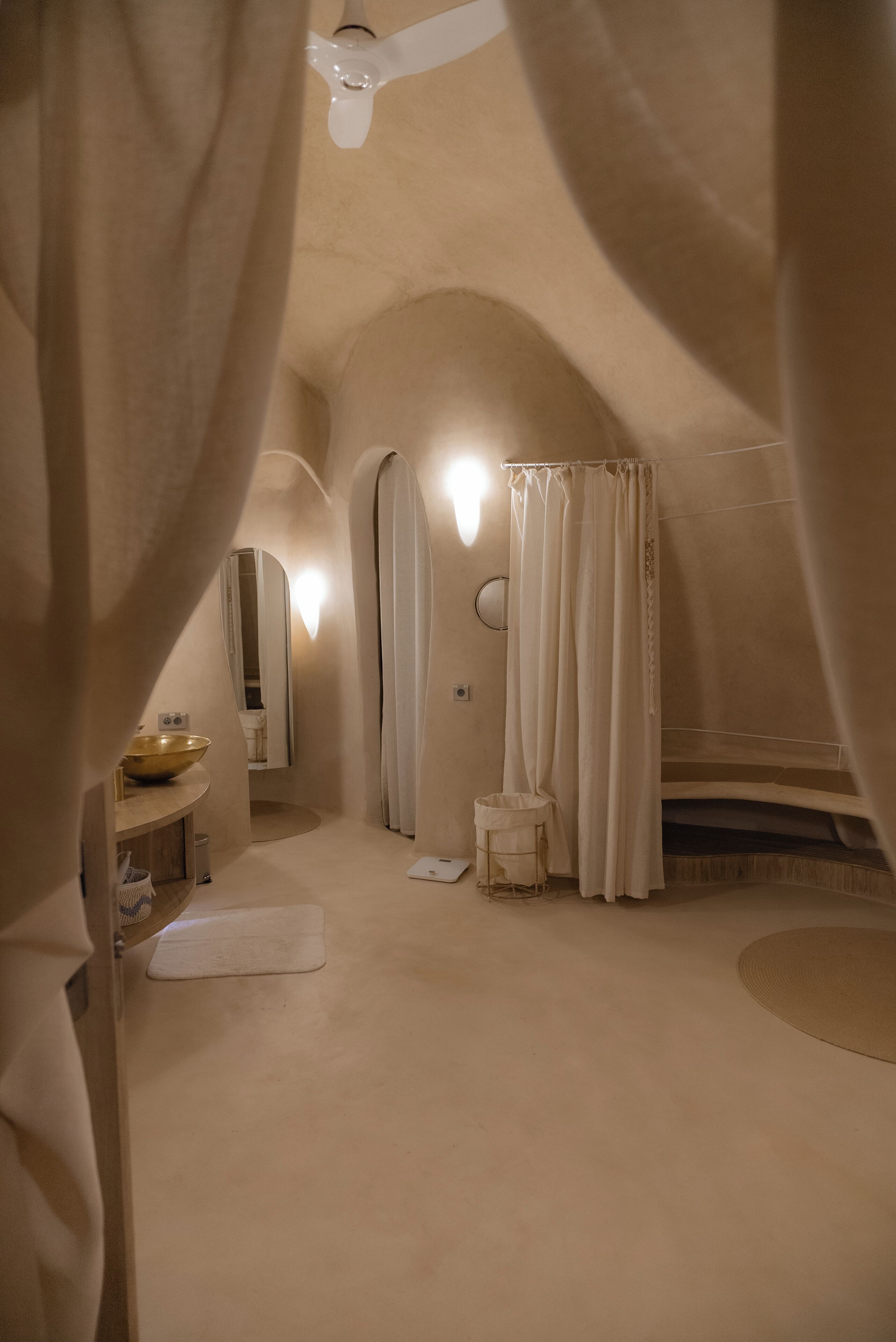 Kutumbh Guha | โต๊ะทำงาน, Wi-Fi ฟรี