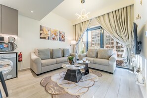 Interior - Cozy 1BR, Easy Access to Dubai Mall – Azizi Riviera 36 by Deluxe Holiday Homes (Dubai)